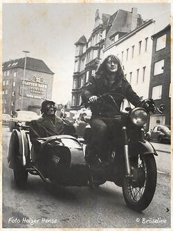 schwarz-weiß Foto von Brösel auf seinem Motorrad in Kiel